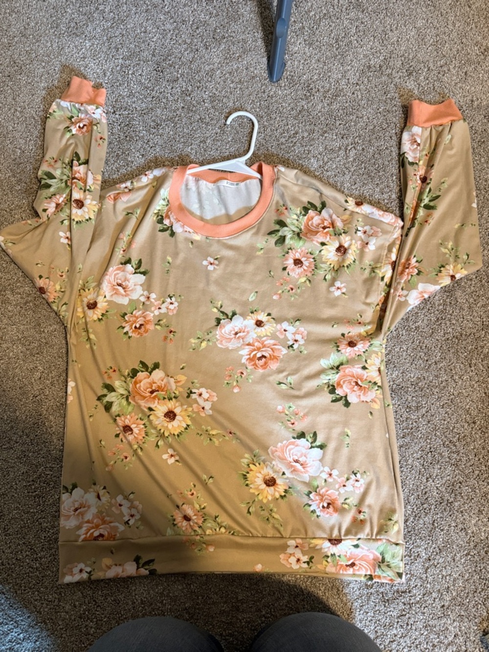 Floral Pullover Sweatshirt in Beige & Peach
